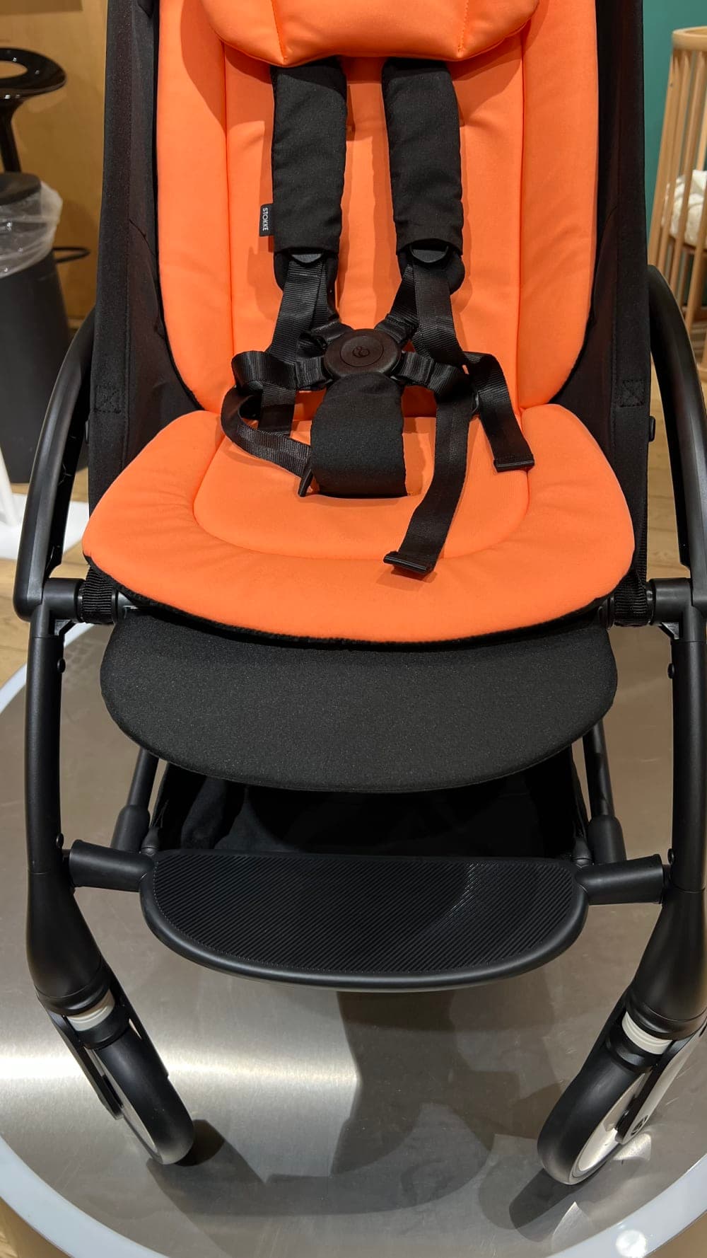 Repose-pieds intégré sur le châssis de la Stokke YOYO5