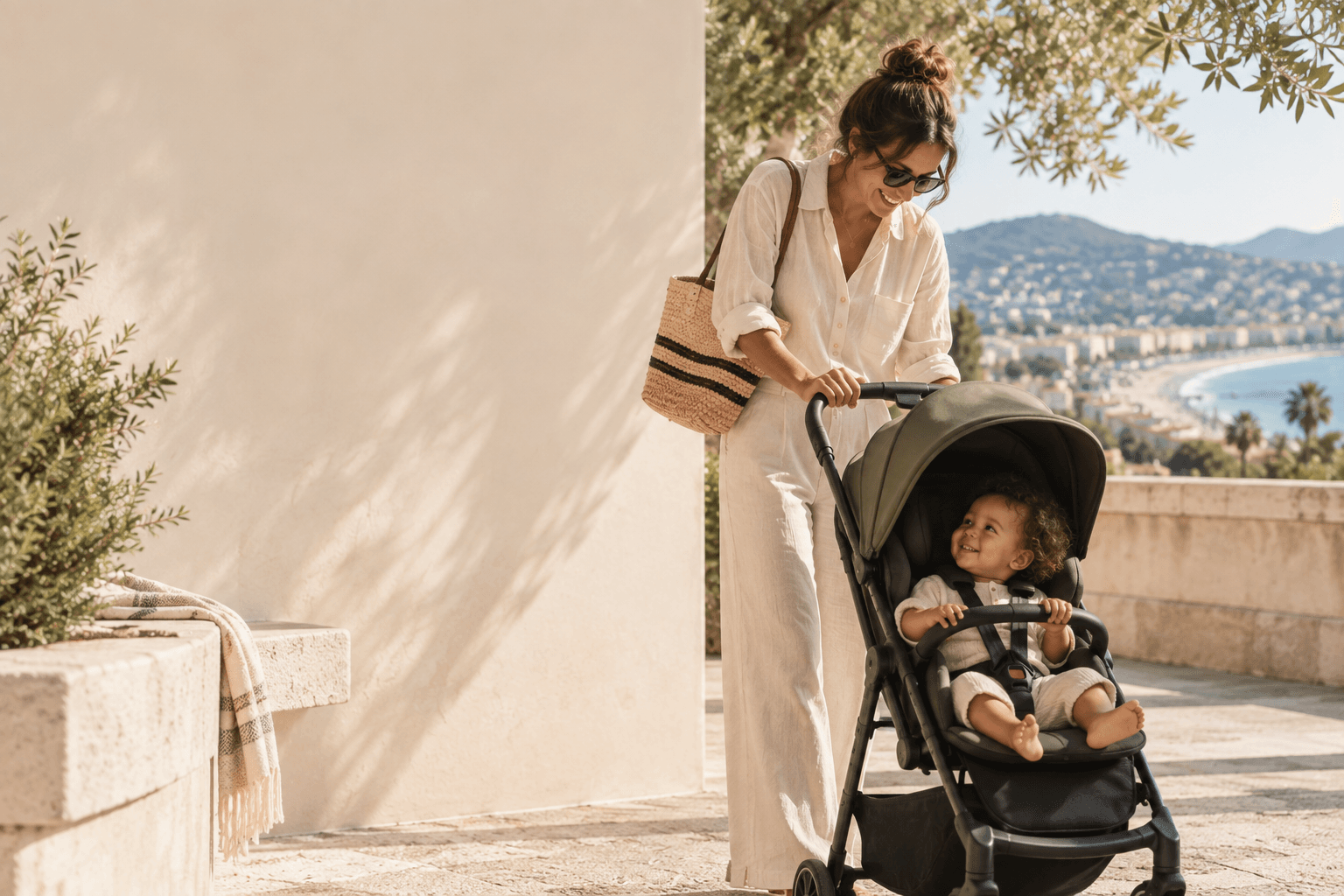 Parent poussant une poussette avec son enfant à Nice, sur la Côte d'Azur